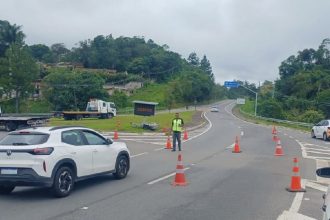 Serra Mogi-Bertioga fica interditada após chuvas neste domingo (4). Imagem: Governo de SP