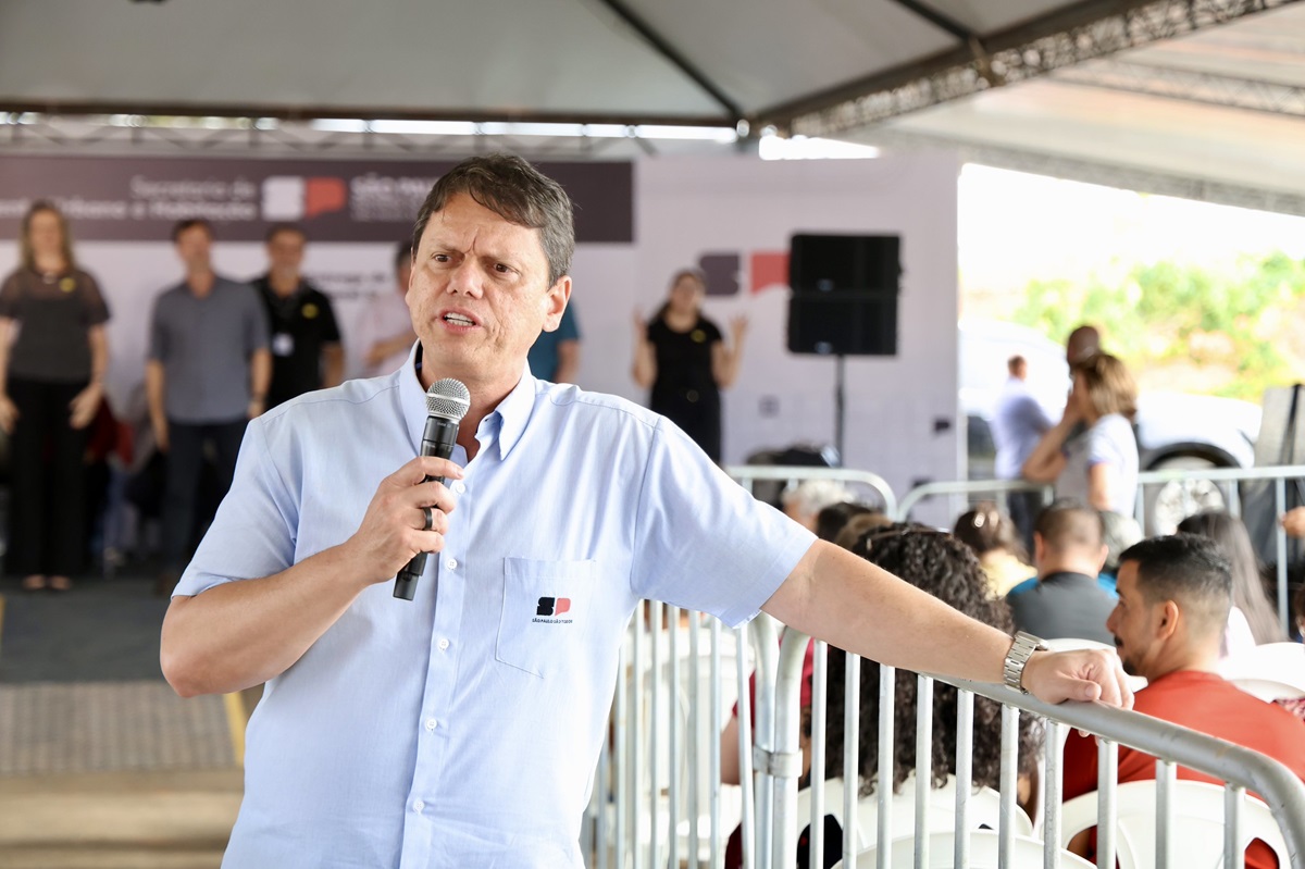 Tarcísio evita citar Flávio Bolsonaro, mas promete 'direita unida'. Imagem: Célio Messias/Governo de SP