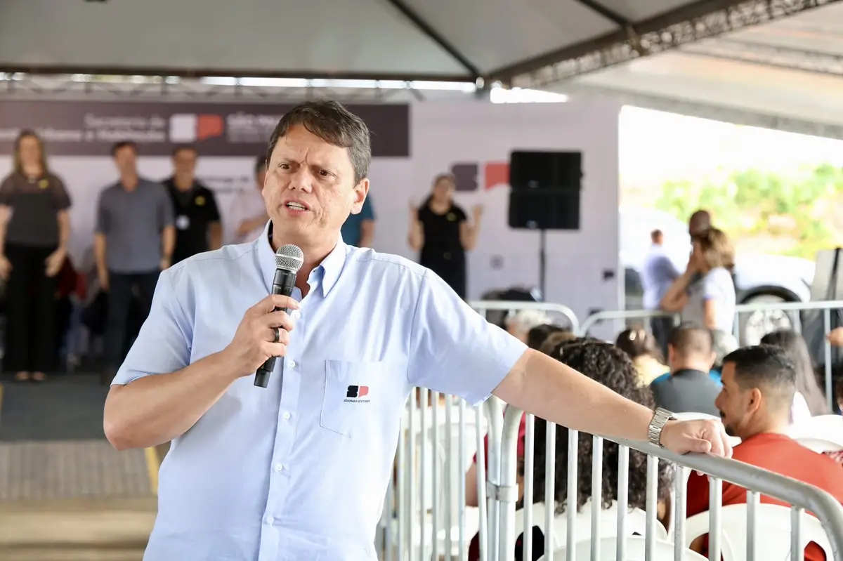 Tarcísio evita citar Flávio Bolsonaro, mas promete 'direita unida'. Imagem: Célio Messias/Governo de SP