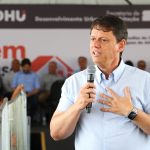 Tarcísio evita citar Flávio Bolsonaro, mas promete 'direita unida'. Imagem: Célio Messias/Governo de SP