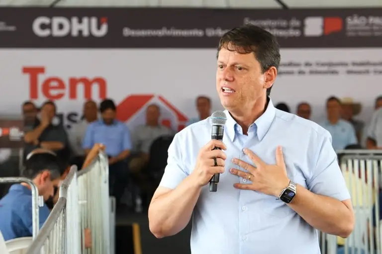 Tarcísio evita citar Flávio Bolsonaro, mas promete ‘direita unida’
