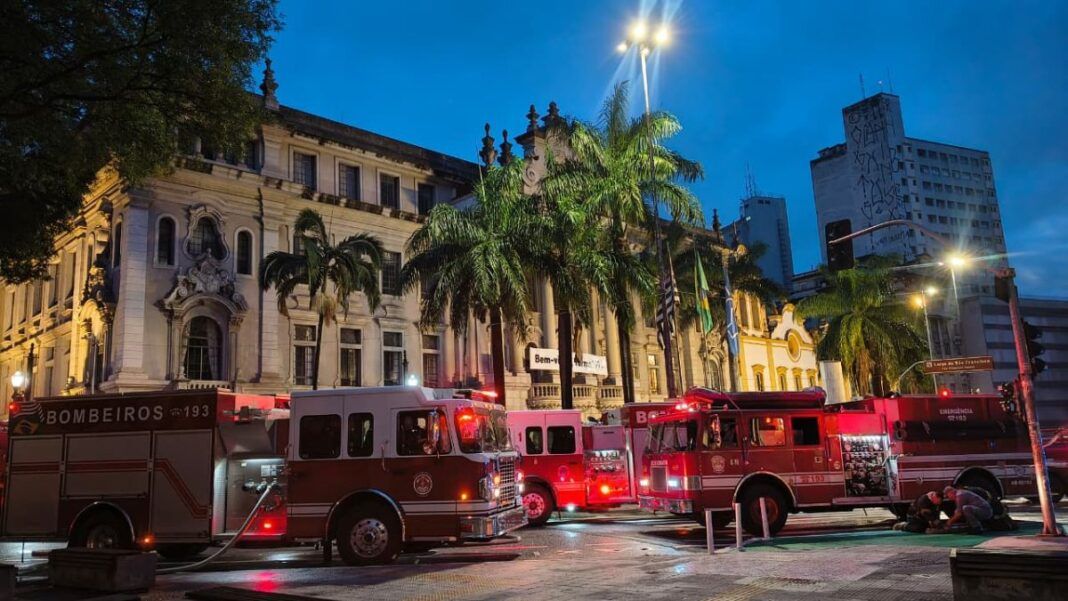 USP: incêndio atinge prédio centenário da Faculdade de Direito. Imagem: Divulgação Corpo de Bombeiros