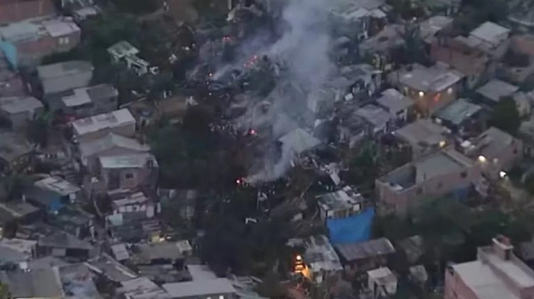 Incêndio na Brasilândia destroi 40 barracos e deixa dois feridos. Imagem: Reprodução TV Globo