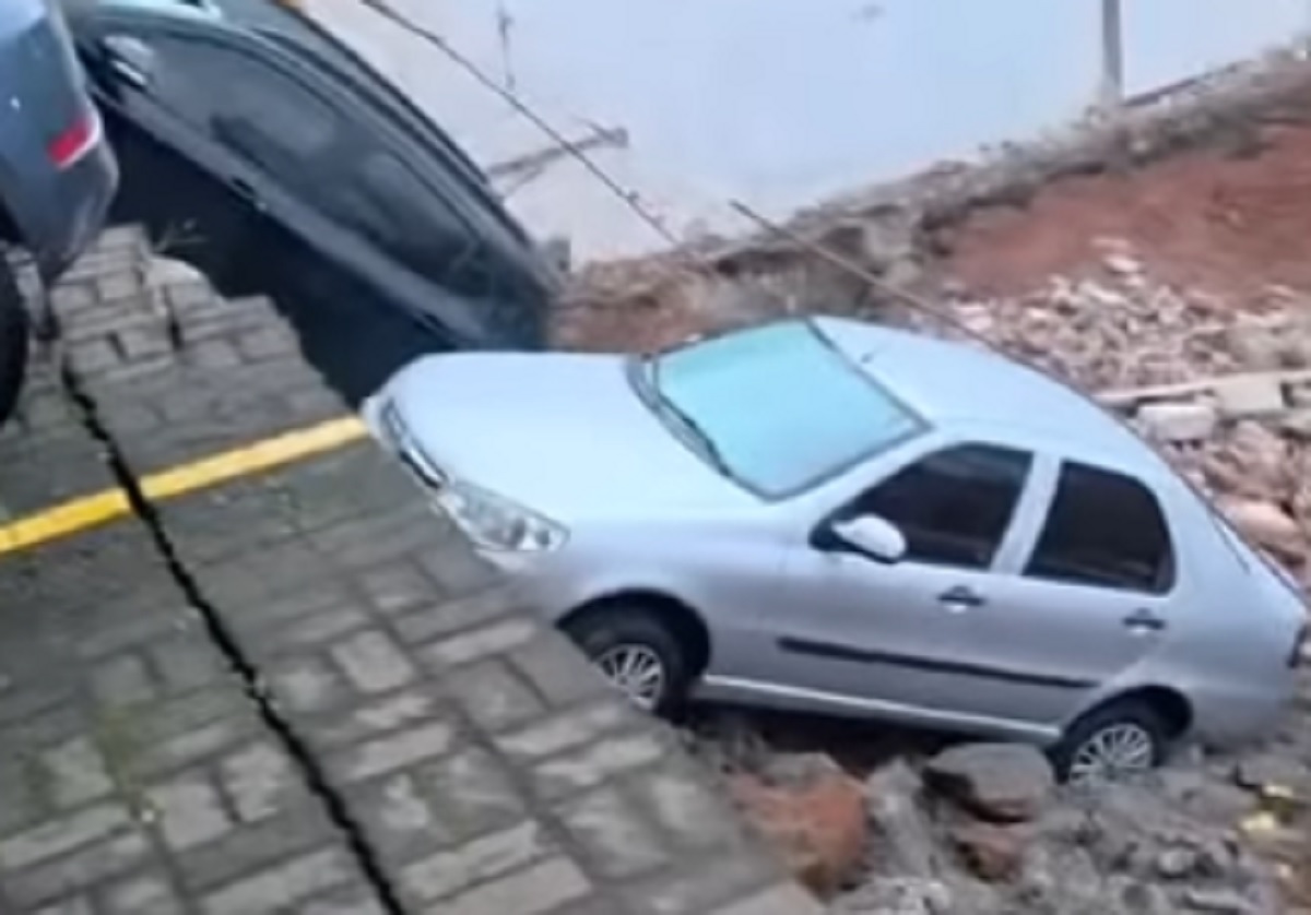 Muro desaba na Mooca e carros ficam soterrados. Imagem: Reprodução Vigia Mooca Muro desaba na Mooca e carros ficam soterrados. Imagem: Reprodução Vigia Mooca