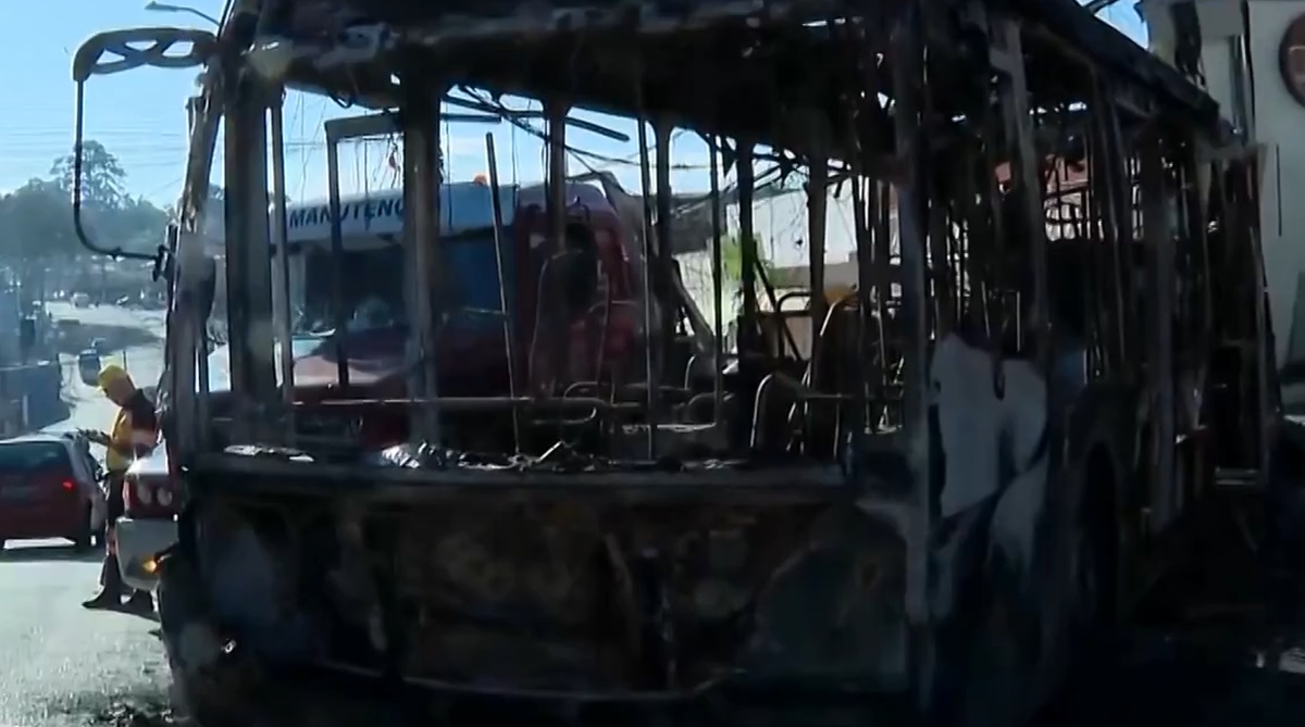 Ônibus voltam a ser atacados em SP e assustam moradores da zona sul. Imagem: Reprodução TV Globo