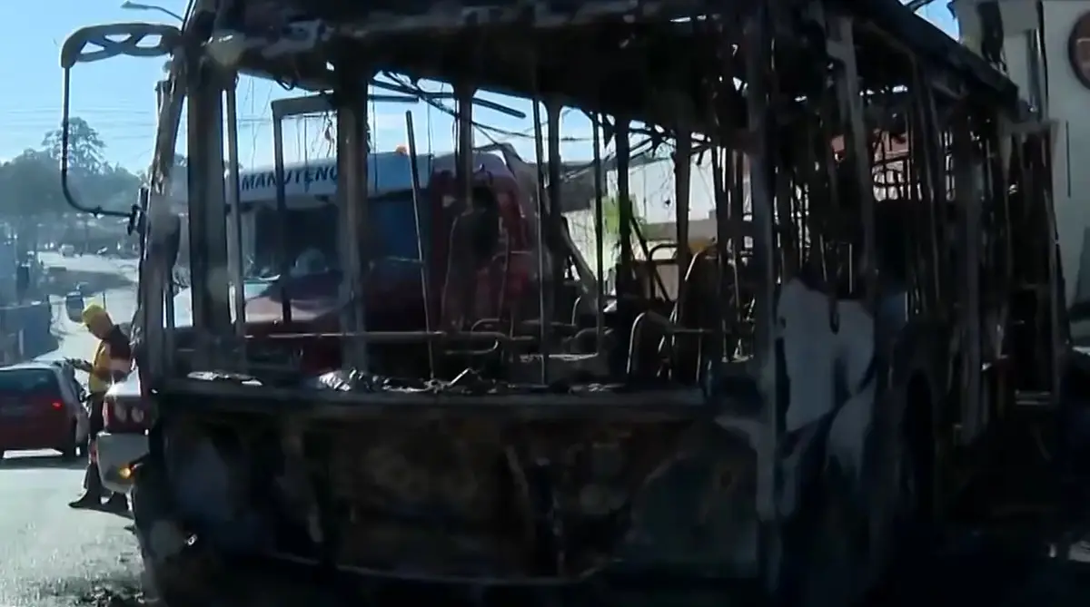 Ônibus voltam a ser atacados em SP e assustam moradores da zona sul. Imagem: Reprodução TV Globo