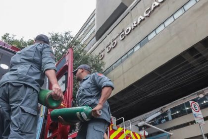 Incêndio em hospital: paciente grave morre na transferência. Imagem: Paulo Pinto/Agência Brasil