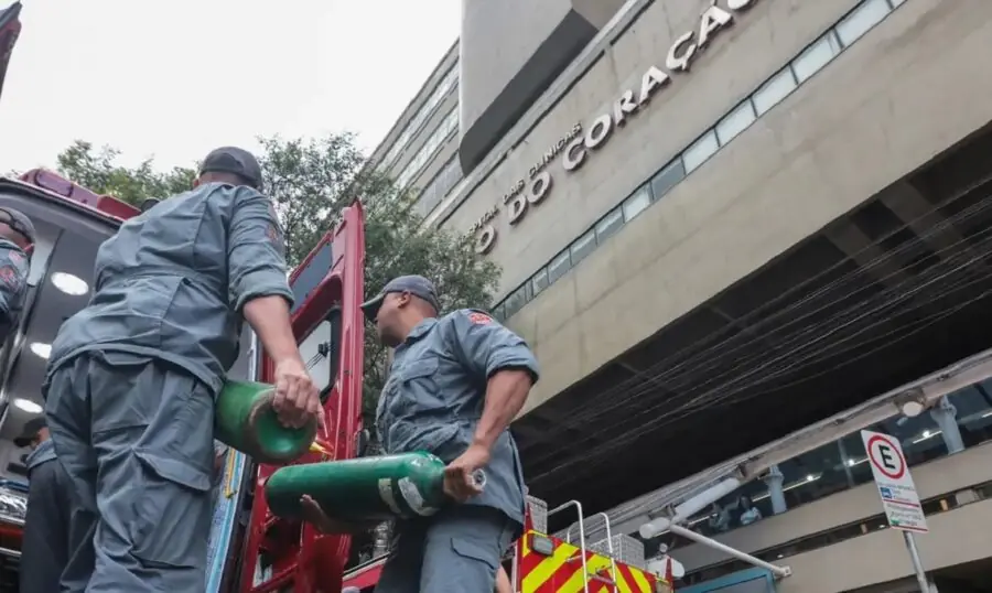 Incêndio em hospital: paciente grave morre na transferência. Imagem: Paulo Pinto/Agência Brasil