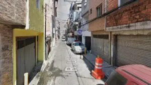 Mariane, 27 anos, tentou proteger o filho do pai bêbado e morreu baleada. Imagem: Google Maps