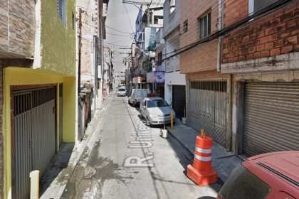 Mariane, 27 anos, tentou proteger o filho do pai bêbado e morreu baleada. Imagem: Google Maps