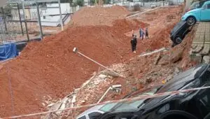 Muro desaba na Mooca e carros ficam soterrados. Imagem: Reprodução Vigia Mooca