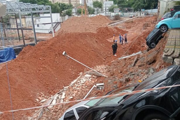 Muro desaba na Mooca e carros ficam soterrados. Imagem: Reprodução Vigia Mooca