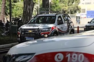 Feminicídio: mulher é achada sem vida em casa; filha de 2 anos fica ferida. Imagem: Divulgação PM