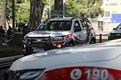 Feminicídio: mulher é achada sem vida em casa; filha de 2 anos fica ferida. Imagem: Divulgação PM