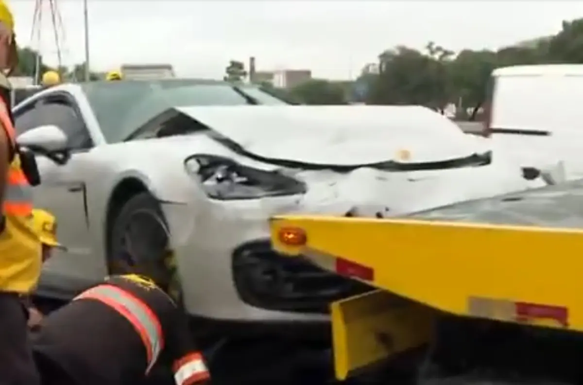Porsche atinge CrossFox na Marginal Tietê e motorista foge. Imagem: Reprodução TV Globo Porsche atinge CrossFox na Marginal Tietê e motorista foge. Imagem: Reprodução TV Globo