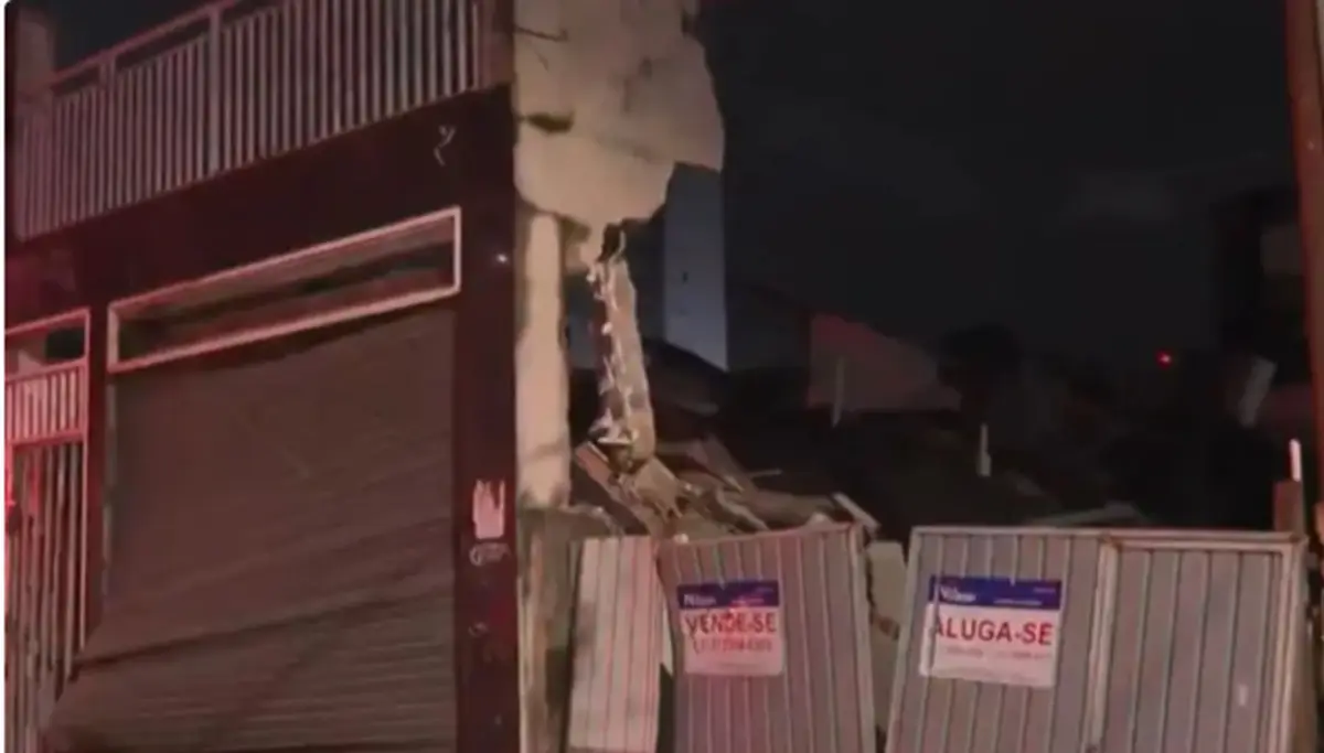 Prédio de 4 andares desaba na Grande SP, mas ninguém se fere. Imagem: Reprodução Globo Prédio de 4 andares desaba na Grande SP, mas ninguém se fere. Imagem: Reprodução Globo