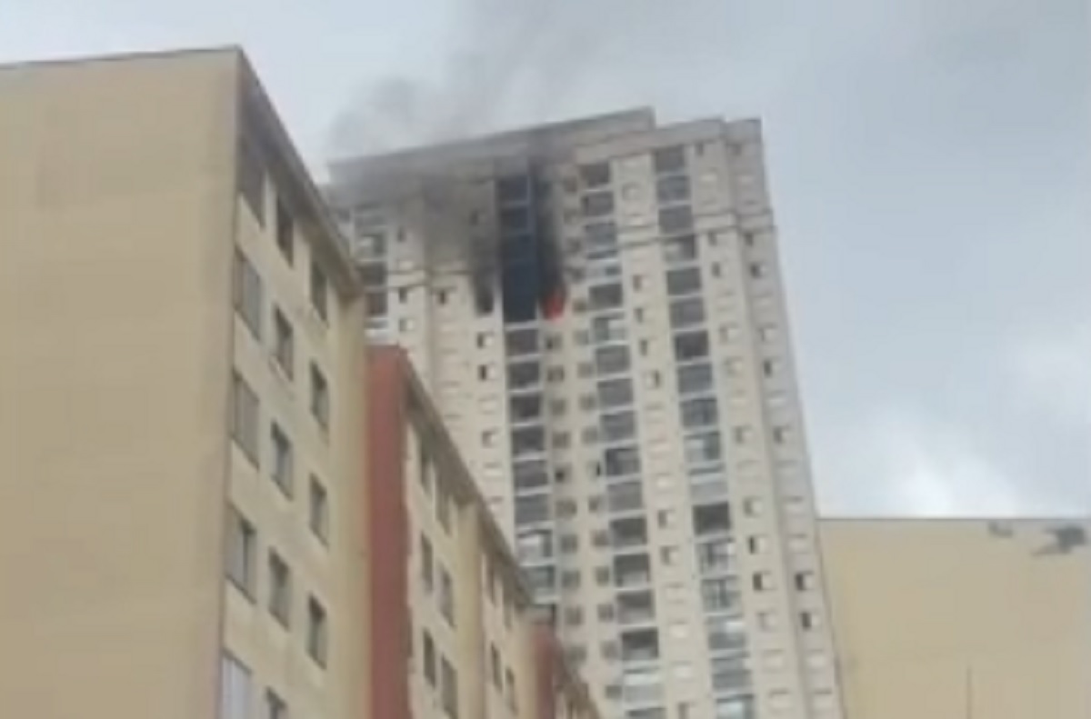 Incêndio destrói apartamento e morador tem 90% do corpo queimado. Imagem: Reprodução