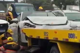 Porsche atinge CrossFox na Marginal Tietê e motorista foge. Imagem: Reprodução TV Globo