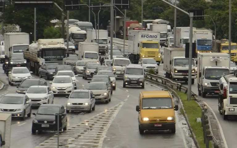 Trânsito em SP tem 1.054 km de congestionamento e bate recorde