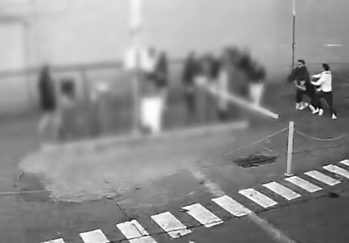 Motorista agride segurança após cancela de estacionamento demorar a abrir. Imagem: Reprodução