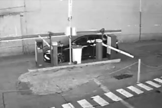 Motorista agride segurança após cancela de estacionamento demorar a abrir. Imagem: Reprodução