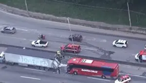 Ônibus bate em caminhão, mata motorista e fere outros seis em SP. Imagem: Reprodução TV Record