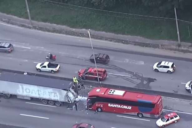 Ônibus bate em caminhão, mata motorista e fere outros seis em SP. Imagem: Reprodução TV Record