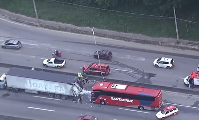 Ônibus bate em caminhão, mata motorista e fere outros seis em SP 2 Ônibus bate em caminhão, mata motorista e fere outros seis em SP. Imagem: Reprodução TV Record