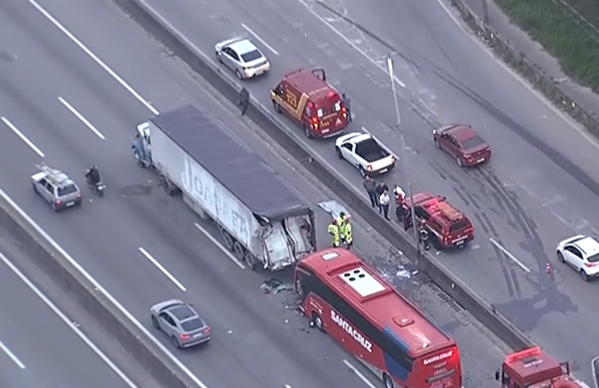 Ônibus bate em caminhão, mata motorista e fere outros seis em SP. Imagem: Reprodução TV Record