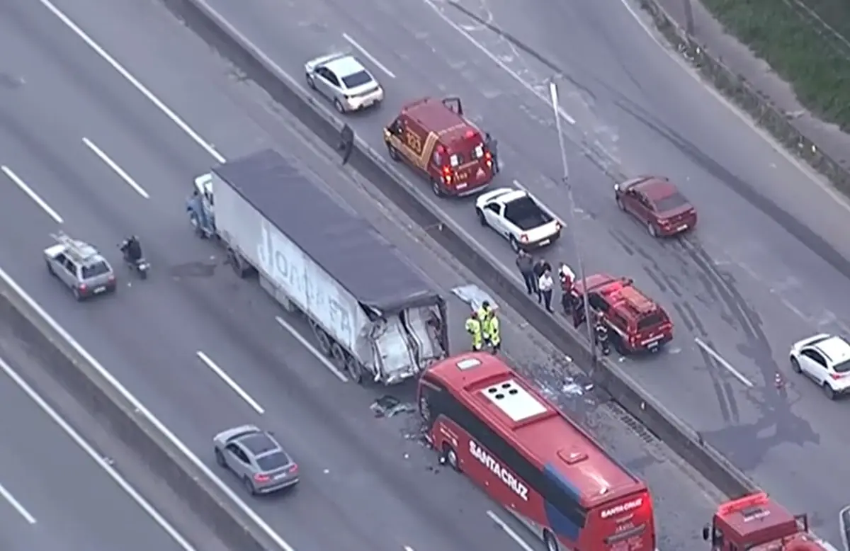 Ônibus bate em caminhão, mata motorista e fere outros seis em SP. Imagem: Reprodução TV Record
