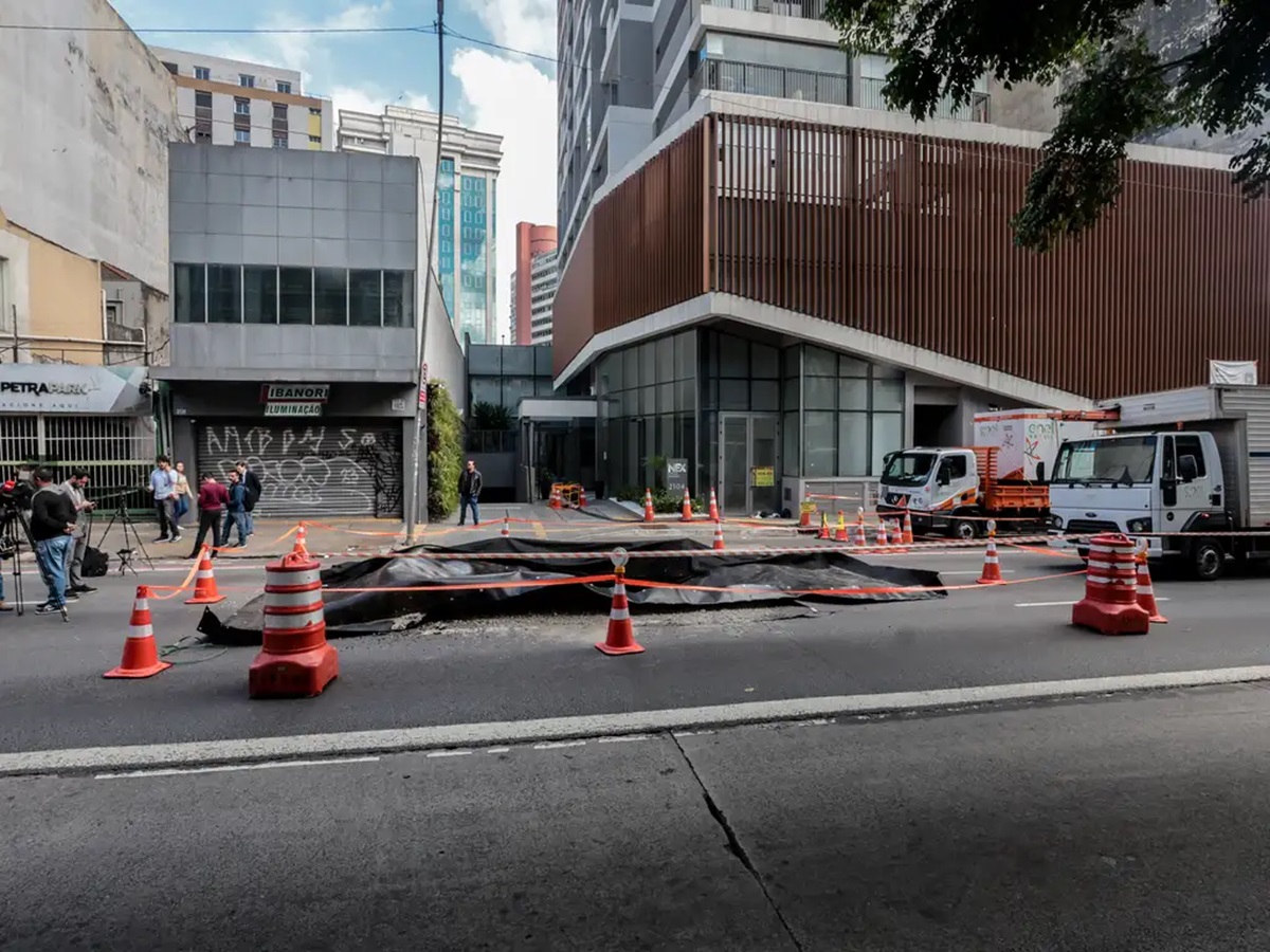 Rua da Consolação está interdidata após explosão à noite. Imagem: Paulo Pinto/Agência Brasil