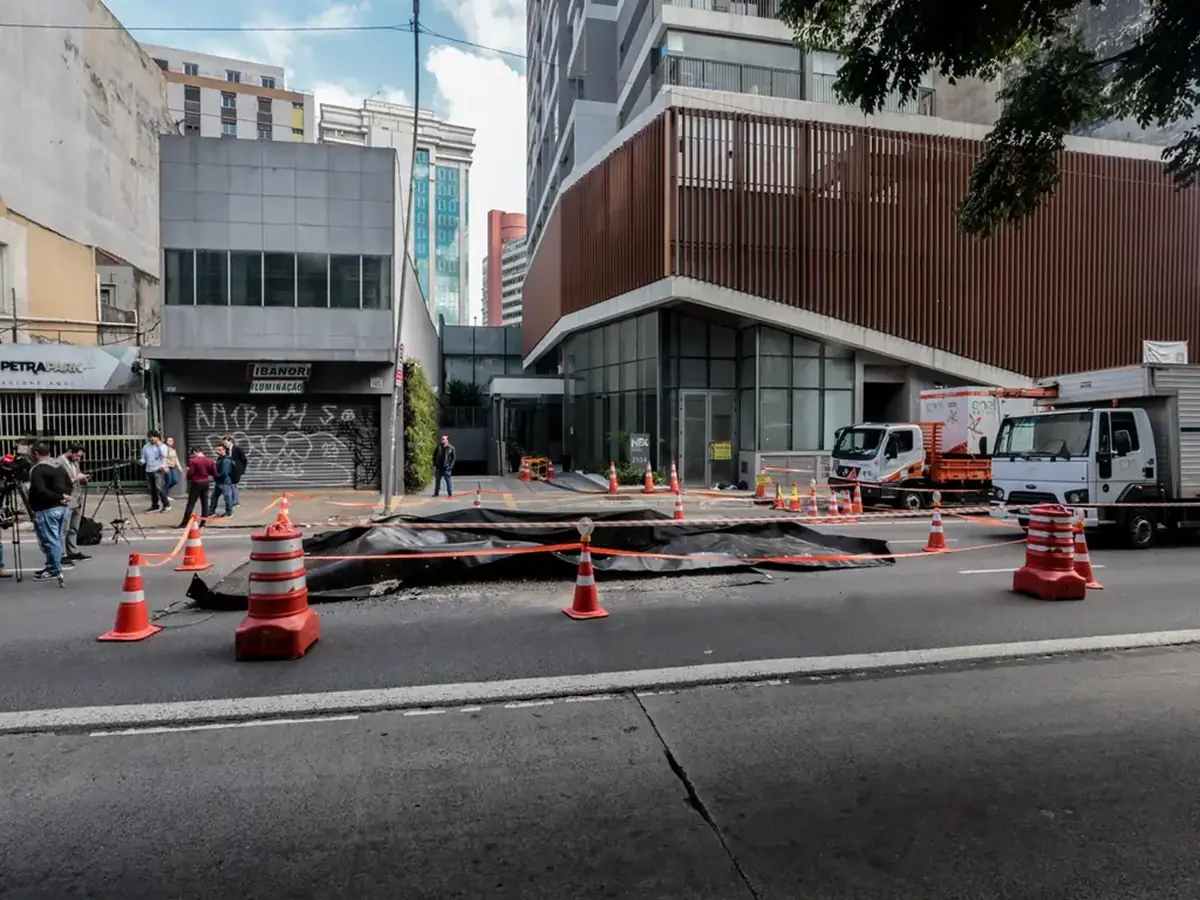 Rua da Consolação está interdidata após explosão à noite. Imagem: Paulo Pinto/Agência Brasil