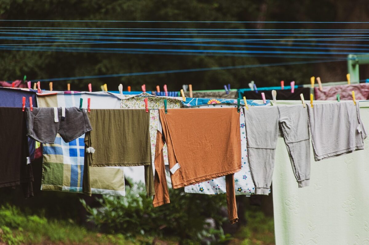 Misturinha caseira para desamassar roupa: confira essa dica fácil e barata