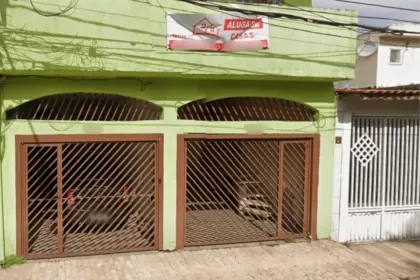 Pai ameaça incendiar casa, mas filha de 12 anos o esfaqueia e protege irmã. Imagem: Google Maps