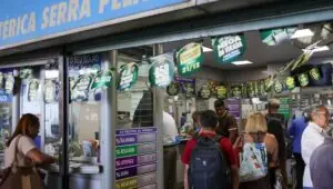 Mega-Sena 2989 ACUMULADA! Confira os números sorteados Imagem: Fabio Rodriguez Pozzebom/Agência Brasil.