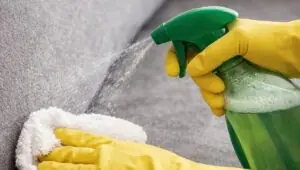 Misturinha para limpar o sofá: depois dessa dica, só vai querer fazer assim. Imagem gerada por IA