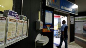 Quina 6980 acumula R$ 2 milhões: sorteio é ainda hoje, saiba como jogar. Imagem: Tânia Rego/Agência Brasil